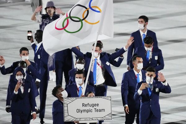 За ними – команда беженцев под Олимпийским флагом.  - Sputnik Беларусь