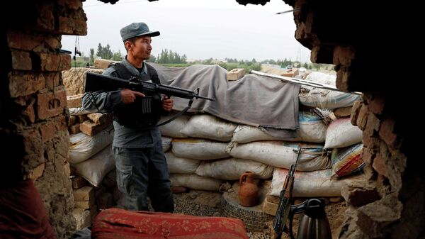 Афганский полицейский дежурит на блокпосту на окраине Кабула - Sputnik Беларусь