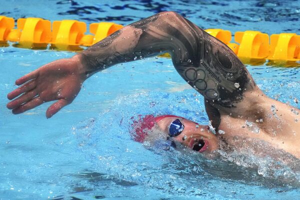 Британский пловец Адам Пити во время тренировок в Токио - его рука покрыта татуировкой, на которой изображены и олимпийские кольца с надписью Equilibrium, что означает &quot;равновесие&quot;. - Sputnik Беларусь
