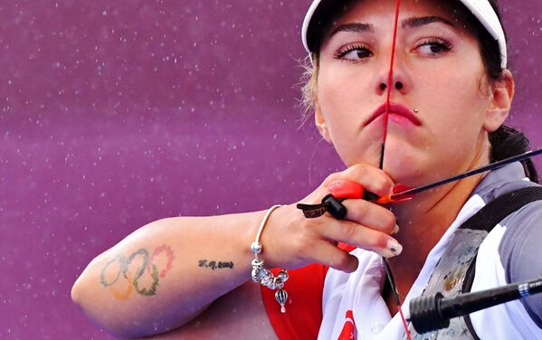 Турецкая лучница Ясемин Анагоз тоже оставила на руке память об Олимпиаде - в данном случае о Пекине-2008. - Sputnik Беларусь