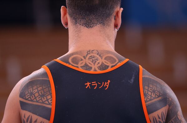 Нидерландский гимнаст с олимпийской татуировкой во время соревнований в Токио. - Sputnik Беларусь