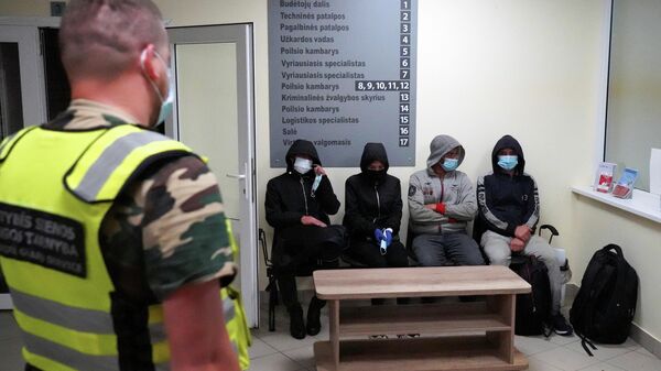 Задержанные в Литве мигранты - Sputnik Беларусь