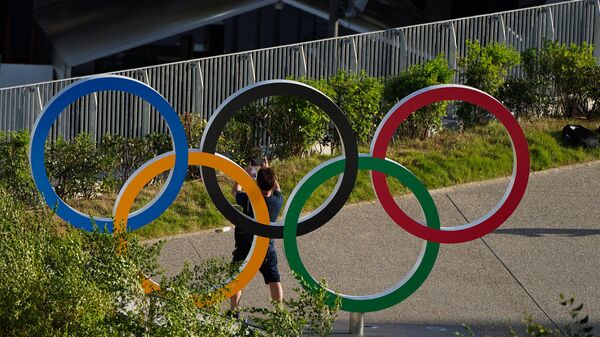 Олимпийские кольца у Национального олимпийского стадиона в Токио - Sputnik Беларусь