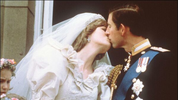 Свадебный поцелуй принцессы Дианы и принца Чарльза - Sputnik Беларусь