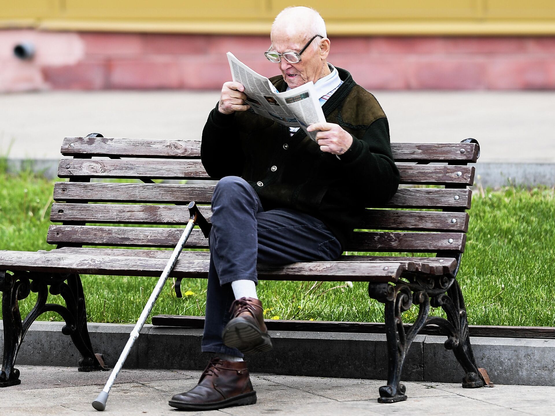 Читать пенсионер. Пенсионеры на лавочке. Пенсионеры на скамейке. Пожилые люди на скамейке. Пенсионерки на лавочке.