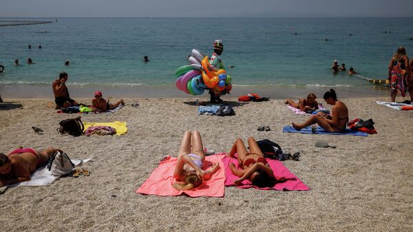 Отдыхающие на пляже в Греции - Sputnik Беларусь