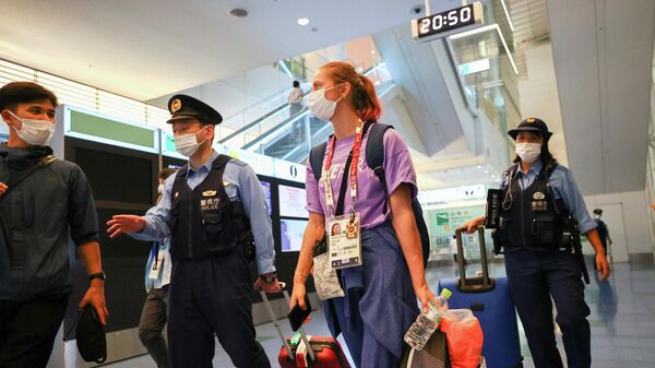 Белорусская спортсменка Кристина Тимановская в сопровождении сотрудников полиции в международном аэропорту Ханэда  - Sputnik Беларусь