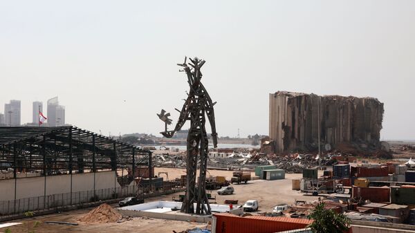 Скульптура Жест, сделанная из обломков, оставшихся после взрыва в порту Бейрута - Sputnik Беларусь
