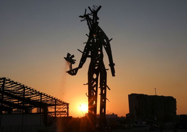 К первой годовщине взрыва в морском порту Бейрута, унесшей жизни не менее 280 человек, установили скульптуру &quot;Жест&quot;. - Sputnik Беларусь