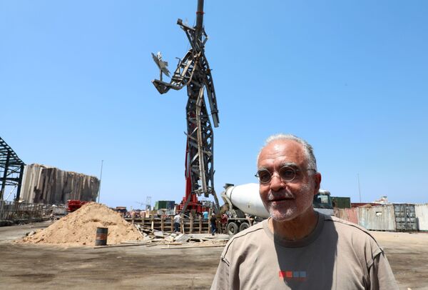 Автором 25-метровой скульптуры стал ливанский скульптор Надим Карам. Для ее создания он использовал необработанные обломки, собранные на месте мощного взрыва. - Sputnik Беларусь