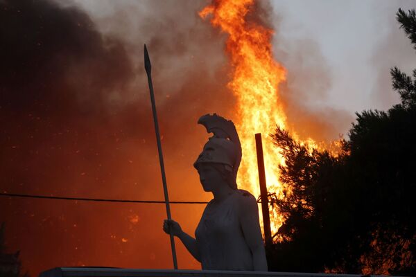 Статуя богини Афины во время пожара в пригороде Варибоби к северу от Афин. - Sputnik Беларусь
