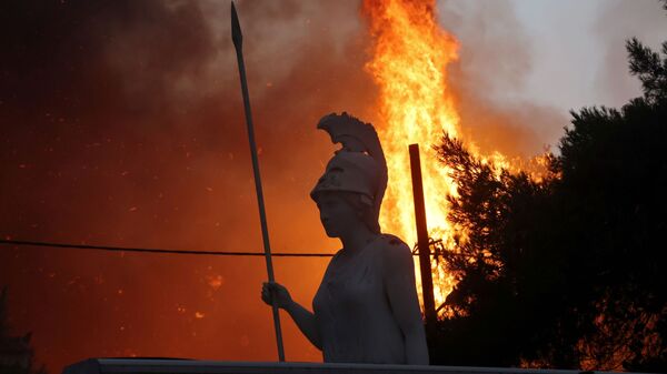 Статуя Афины на фоне природных пожаров в северном пригороде Афин  - Sputnik Беларусь
