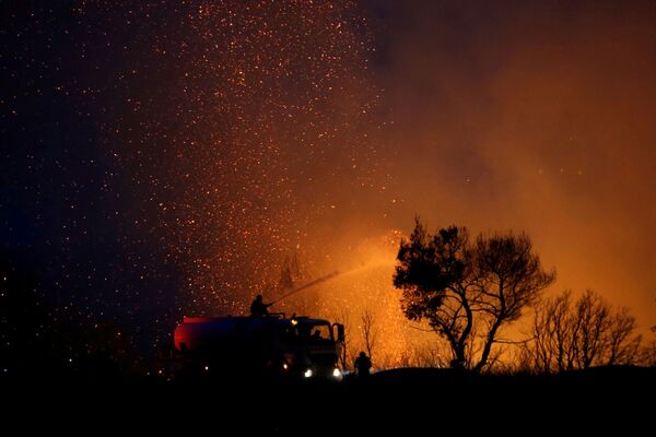Самый сильный лесной пожар горел вблизи поселения Варибоби в районе Ахарне в северном пригороде Афин. - Sputnik Беларусь