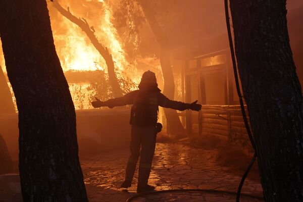 Ночью пожарным пришлось заниматься также эвакуацией и перевозкой жителей в условиях крайне жаркой погоды. - Sputnik Беларусь