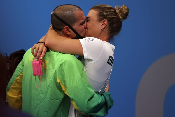 Пловец Бруно Фратус из Бразилии обнимает свою жену и тренера Мишель Ленхардт после завоевания бронзовой медали - Sputnik Беларусь