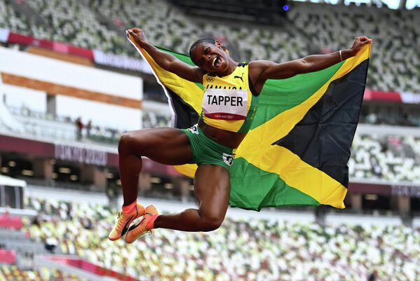 Спортсменка Меган Таппер из Ямайки празднует бронзу в беге с препятствиями на 100 метров - Sputnik Беларусь