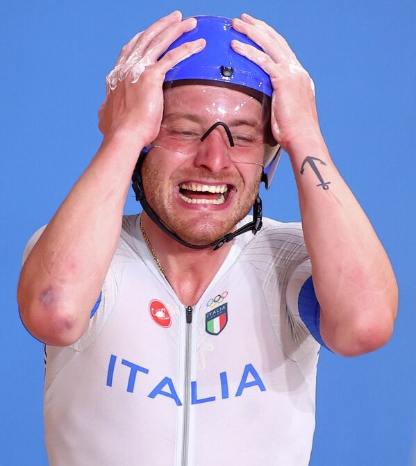 Велогонщик из сборной Италии празднует золотую медаль с мировым рекордом в командной гонке преследования - Sputnik Беларусь