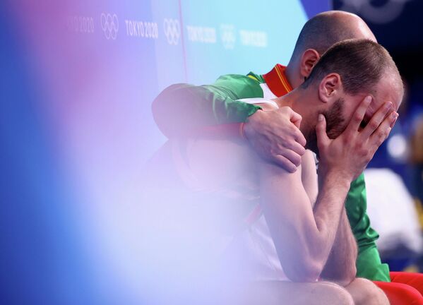 Диого Абреу из Португалии утешает тренер после неудачного выступления. - Sputnik Беларусь