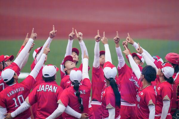Японские игроки жестикулируют перед игрой в софтбол на летних Олимпийских играх в Токио. - Sputnik Беларусь