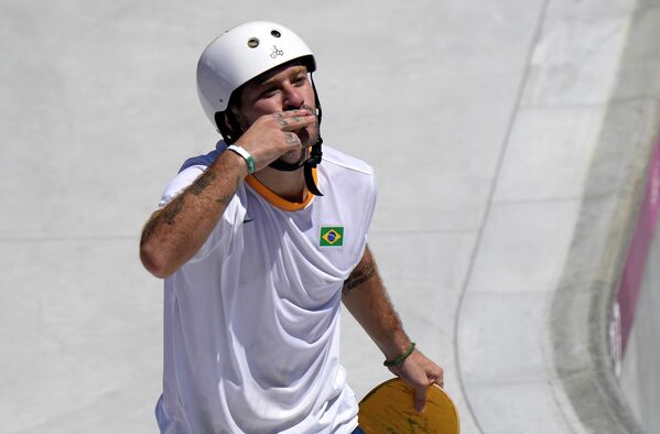 Педро Баррос из Бразилии отправляет воздушный поцелуй во время соревнований по скейтбордингу. - Sputnik Беларусь