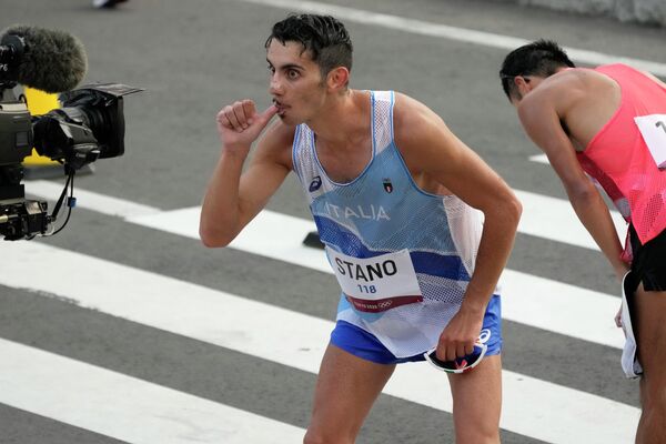 Массимо Стано из Италии жестикулирует перед камерой после того, как выиграл Олимпиаду в спортивной ходьбе на 20 км - Sputnik Беларусь