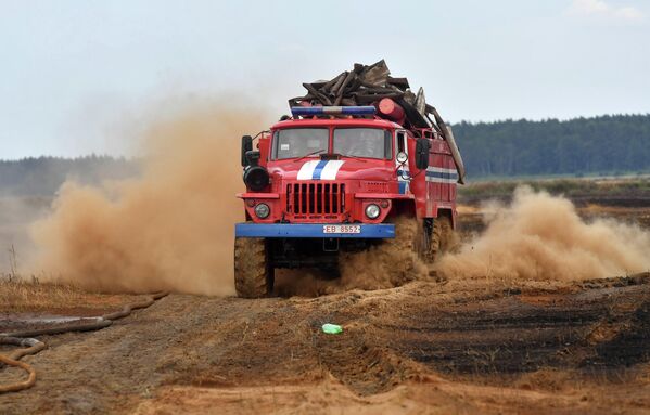 В условиях горения торфа невозможно  использовать технику, которая может провалиться в прогоревшую почву. - Sputnik Беларусь