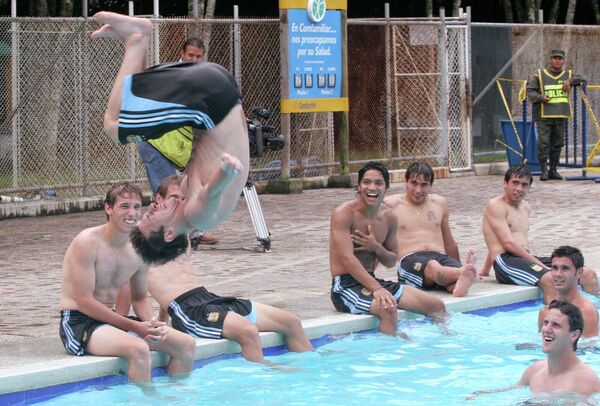 Лионель Месси отдыхает в бассейне с командой молодежной сборной Аргентины, 14 января 2005 года. - Sputnik Беларусь