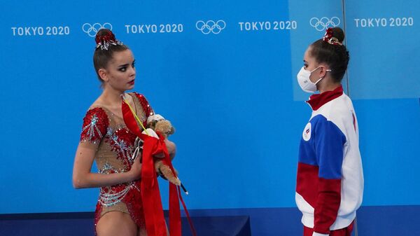 Российские спортсменки, члены сборной России (команда ОКР) Дина Аверина (слева) и Арина Аверина  - Sputnik Беларусь