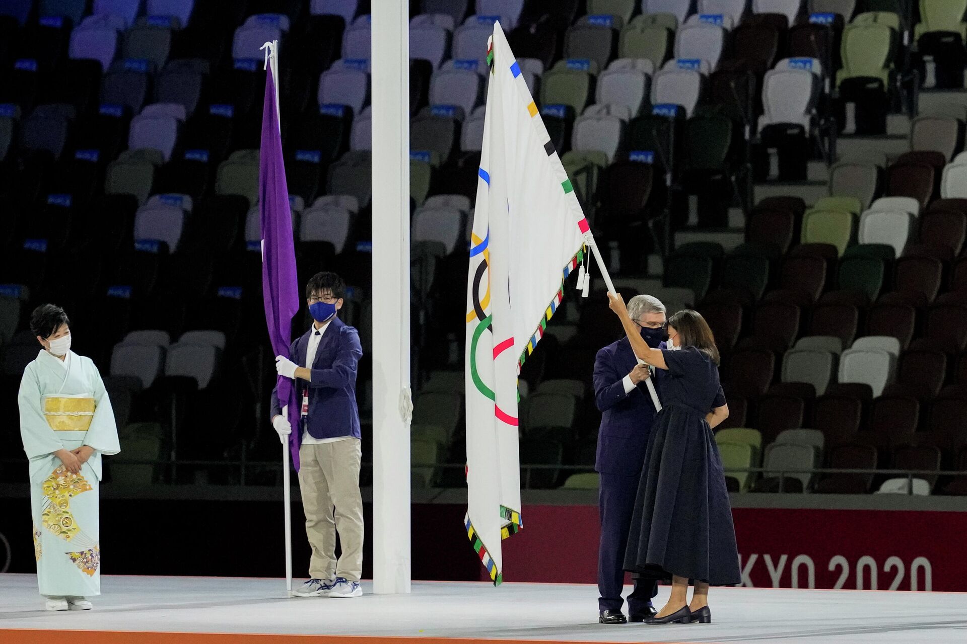 Президент Международного олимпийского комитета Томас Бах (второй справа) передает олимпийский флаг мэру Парижа Анн Идальго (справа) во время церемонии закрытия летних Олимпийских игр 2020 года в Токио, Япония - Sputnik Беларусь, 1920, 08.08.2021