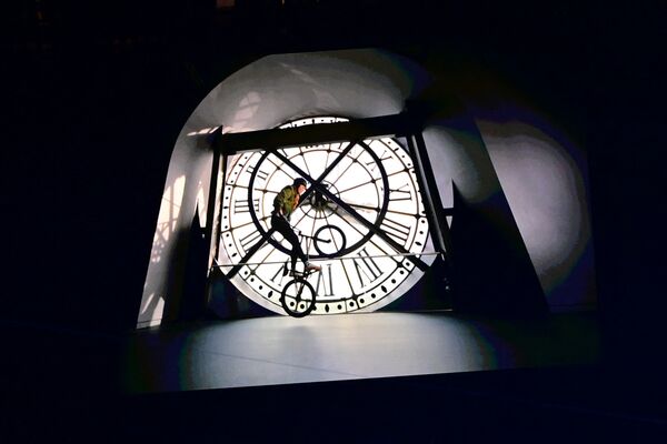 Часы музея Орсе на Олимпийском стадионе в Токио - символ Парижа, который принимает эстафету. - Sputnik Беларусь