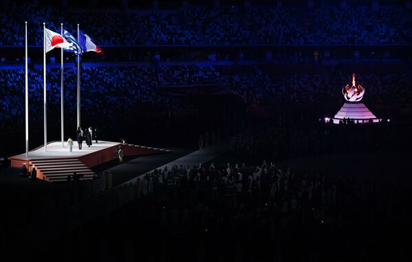 Поднятые флаги Японии, Греции и Франции на торжественной церемонии закрытия XXXII летних Олимпийских игр в Токио - Sputnik Беларусь