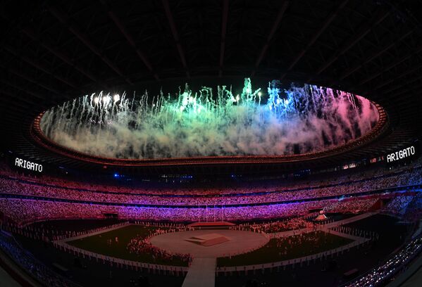 Торжественная церемония закрытия XXXII летних Олимпийских игр в Токио на Национальном олимпийском стадионе завершилась красочным салютом. - Sputnik Беларусь