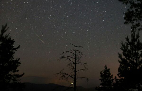 Метеор проносится над горой Тврткавак, Босния и Герцеговина. - Sputnik Беларусь