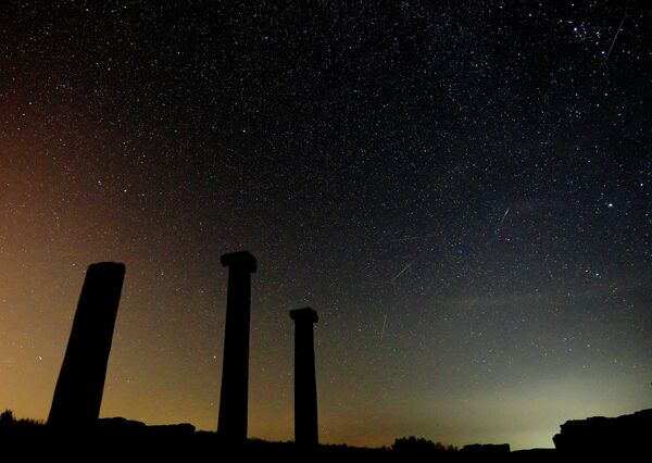 Метеоры над колоннами в древнем городе Стоби недалеко от Стипа, Северная Македония. - Sputnik Беларусь