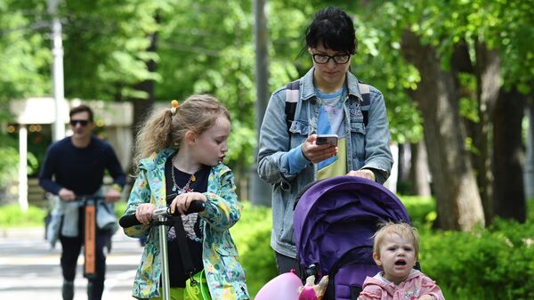 Женщина гуляет с детьми в парк - Sputnik Беларусь