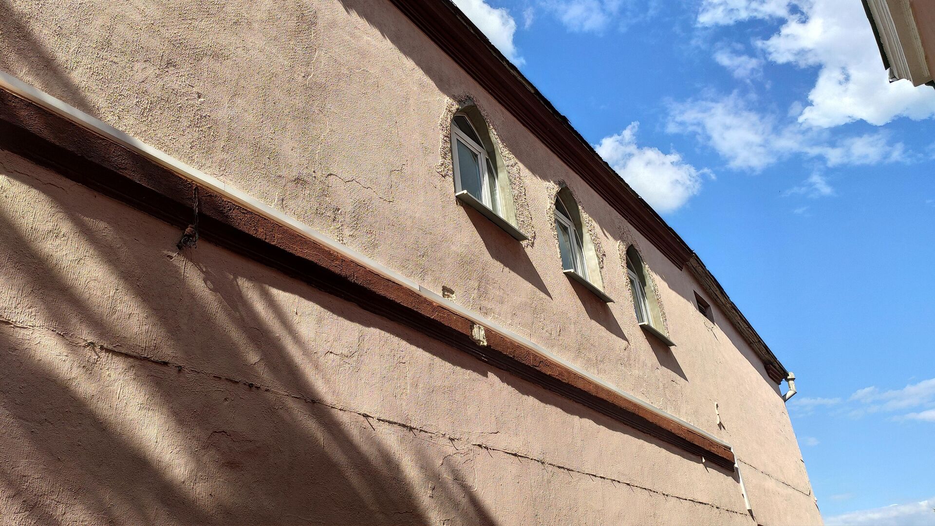О прежнем облике синагоги напоминают разве что стрельчатые окна на боковом фасаде - Sputnik Беларусь, 1920, 13.08.2021