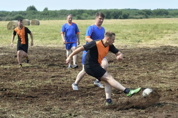 Помимо соревнования по сенокошению, фестиваль традиционно приглашает поиграть в футбол на болоте. - Sputnik Беларусь