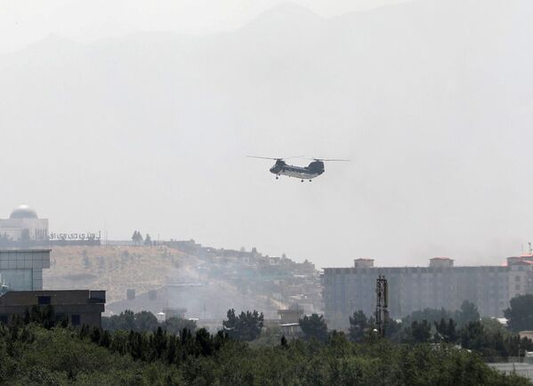 Военный вертолет CH-46 Sea Knight над Кабулом.США начали эвакуировать сотрудников своего посольства в Кабуле из Афганистана. Также и другие страны - Великобритания, Италия, Норвегия. - Sputnik Беларусь
