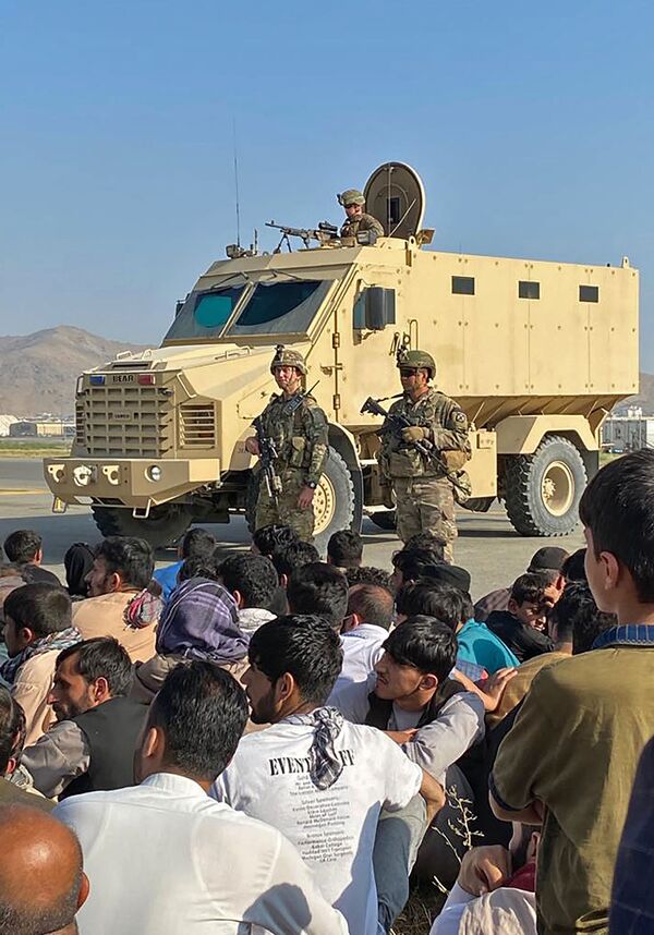 Защиту аэропорта Кабула обеспечивают американские и британские военные. - Sputnik Беларусь