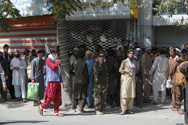 Афганцы в очереди в банк в Кабуле  - Sputnik Беларусь