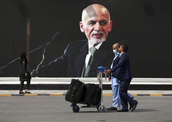 Ашраф Гани остался в Афганистане только на плакатах. - Sputnik Беларусь