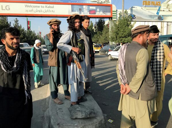Президент Афганистана Ашраф Гани сложил полномочия и сбежал из страны, талибы заняли Кабул, и все это произошло буквально за считаные часы. - Sputnik Беларусь
