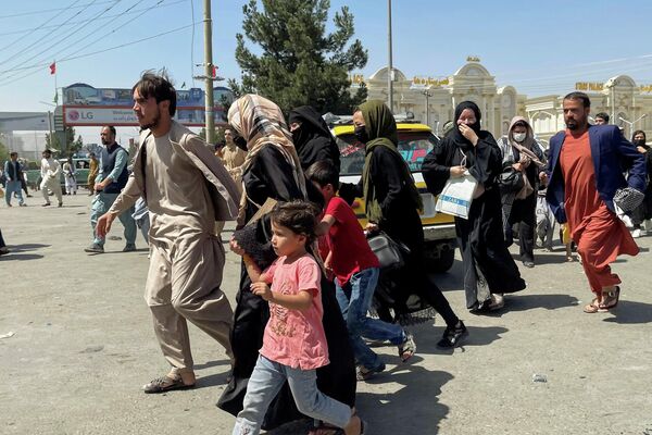 Афганские жители сегодня целый день штурмуют аэропорт Кабула в надежде уехать из страны. - Sputnik Беларусь