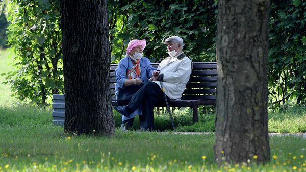 Пенсионеры в парке - Sputnik Беларусь