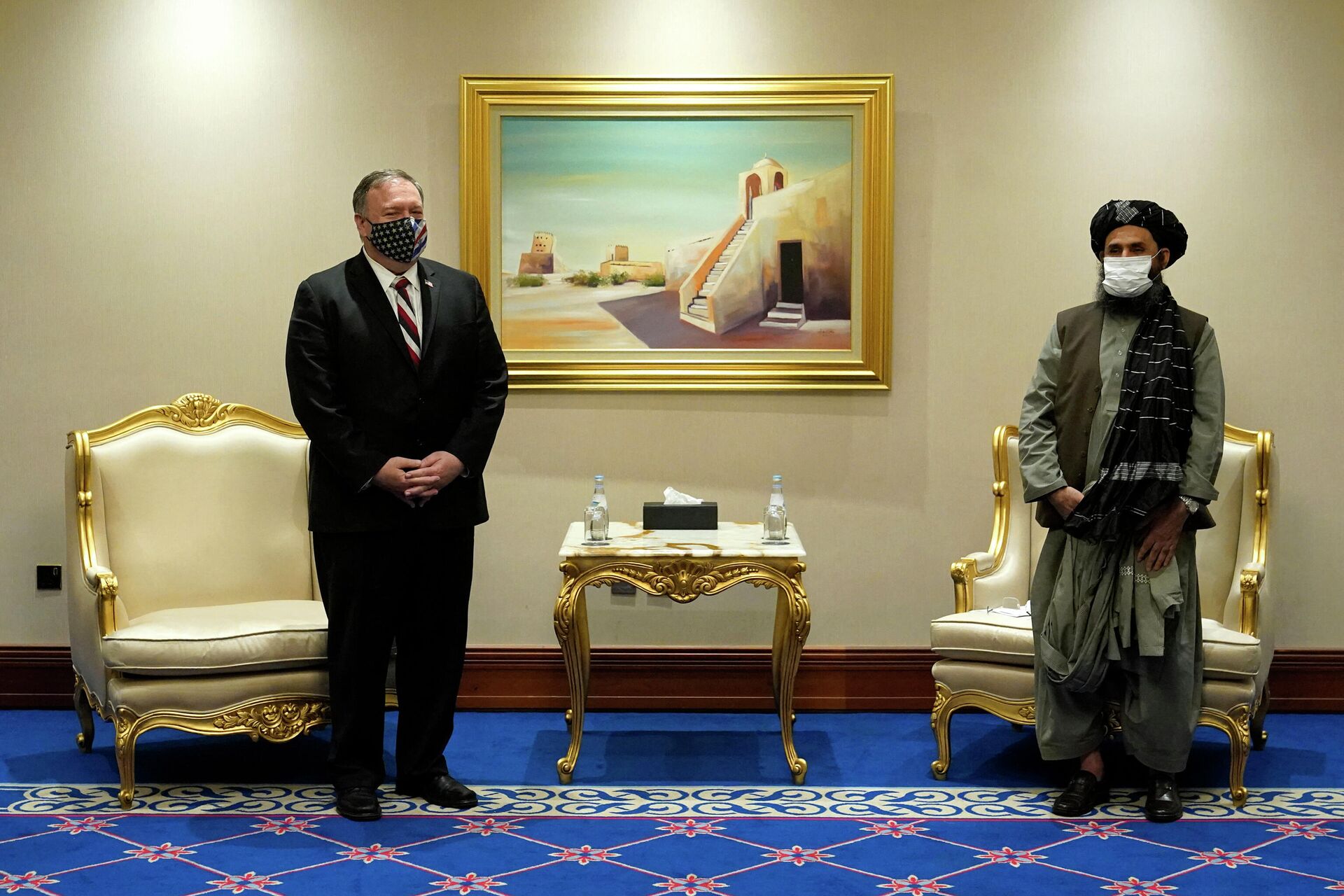 Госсекретарь США Майк Помпео (слева) встречается с муллой Абдул Гани Барадаром в столице Катара Дохе 21 ноября 2020 года - Sputnik Беларусь, 1920, 17.08.2021