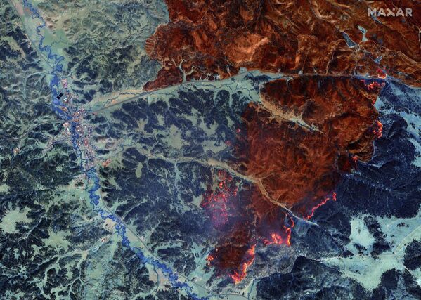 Лесной пожар в штат Монтана со спутника.Власти США впервые объявили о нехватке воды в реке Колорадо, обеспечивающей потребности десятков миллионов жителей западного побережья страны. Причина - рост средних температур и снижение снежного покрова в Скалистых горах, где берет начало Колорадо. - Sputnik Беларусь
