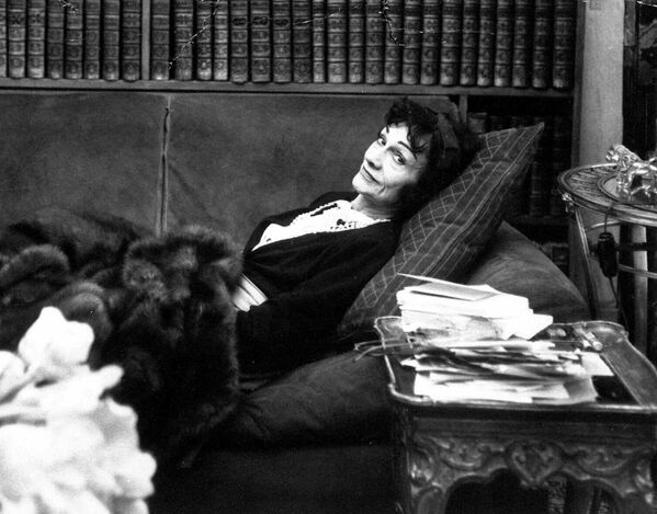 Габриель &quot;Коко&quot; Шанель, вернувшаяся в мир моды спустя 15 лет, в своей библиотеке в парижском салоне 21 апреля 1954 года.&quot;Не бывает некрасивых женщин, бывают ленивые&quot;. - Sputnik Беларусь