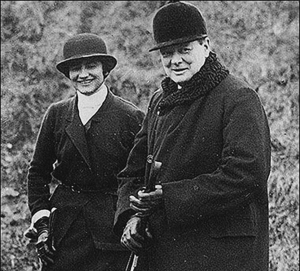 Коко Шанель и Уинстон Черчилль, 1921 год.&quot;Если вас поразила красотой какая-нибудь женщина, но вы не можете вспомнить, во что она была одета, — значит она была одета идеально&quot;. - Sputnik Беларусь