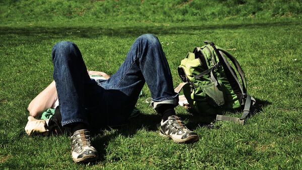 Мужчина лежит на траве, архивное фото - Sputnik Беларусь