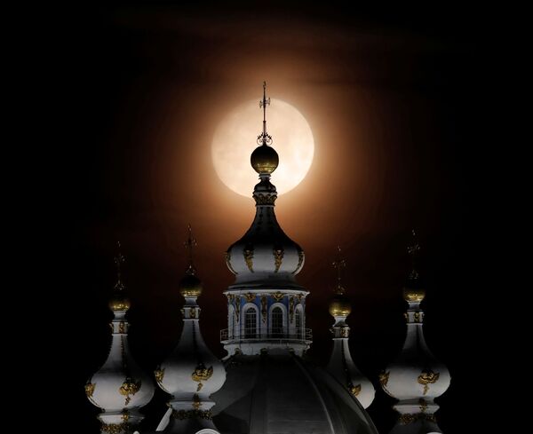 Вид на Смольный собор на фоне полной Луны в Санкт-Петербурге. - Sputnik Беларусь